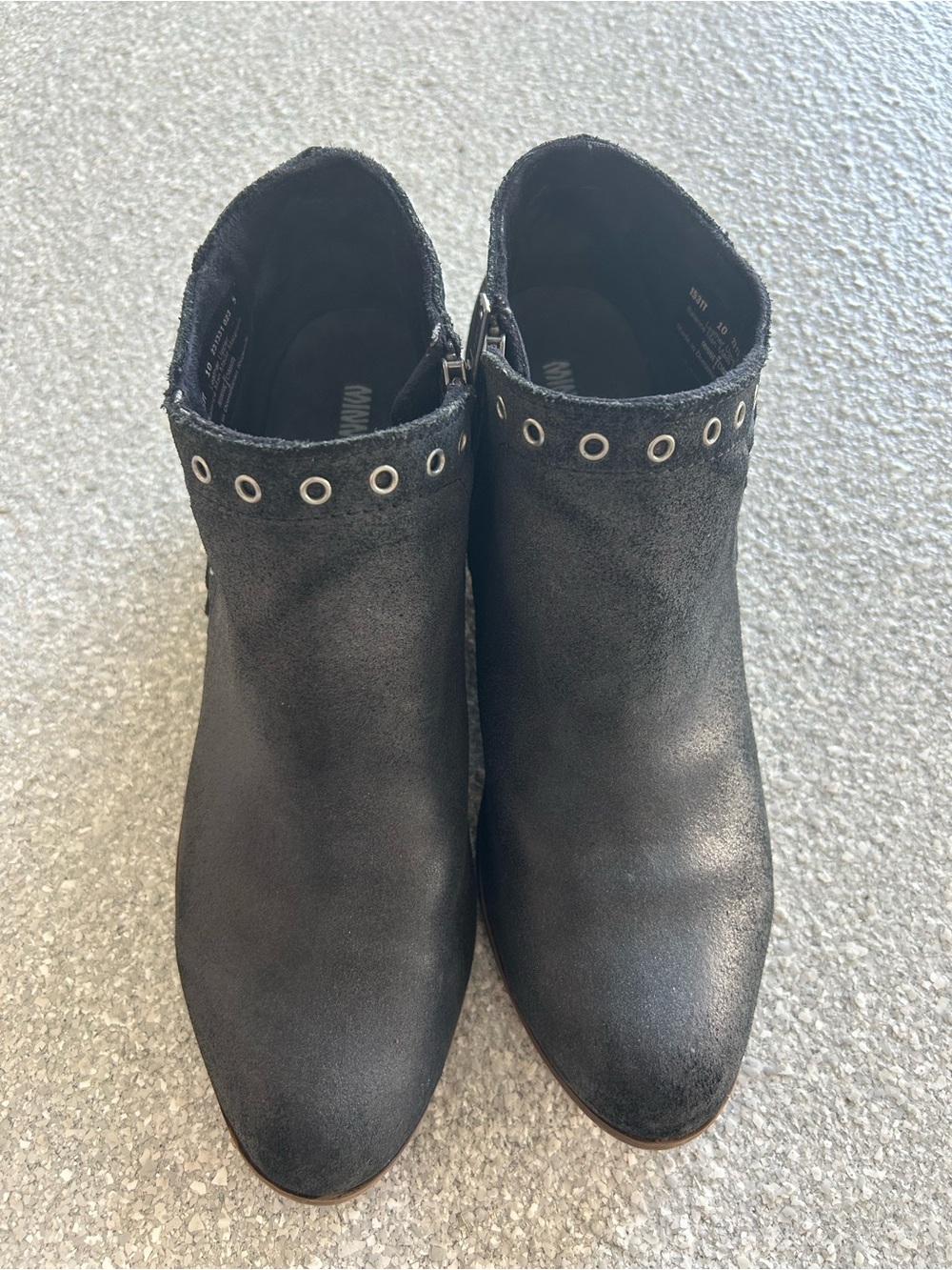 Minnetonka Brenna Women's Black Distressed Suede Ankle Boots with Grommet Sz 10